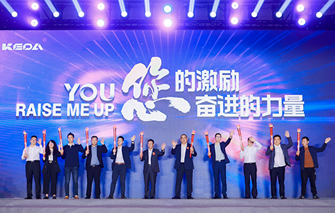 鹽湖股份贠紅衛(wèi)董事長(zhǎng)、公司邊程董事長(zhǎng)與科達(dá)驕傲獲獎(jiǎng)?wù)吖餐c(diǎn)亮傳承火炬